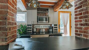 Coffee/tea maker, fridge, microwave, stovetop