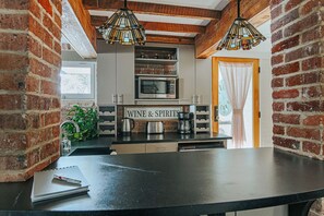 Kühlschrank, Mikrowelle, Herdplatte, Wasserkocher mit Kaffee-/Teezubehör