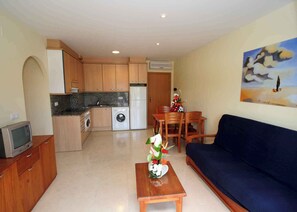 TV - Holiday apartment with pool (Roses)