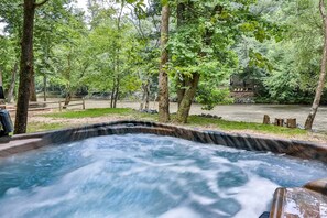 Outdoor spa tub - Moon River | Ellijay, GA (Ellijay)