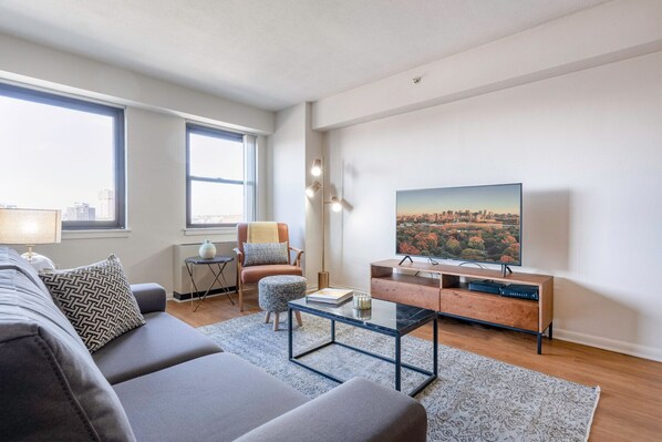 TV, stereo - Lovely Beacon Hill 2BR w/Great Views, Gym + Doorman by Blueground (Boston)