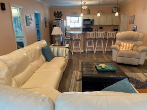 Smart TV, chimenea, reproductor de DVD y videoteca 