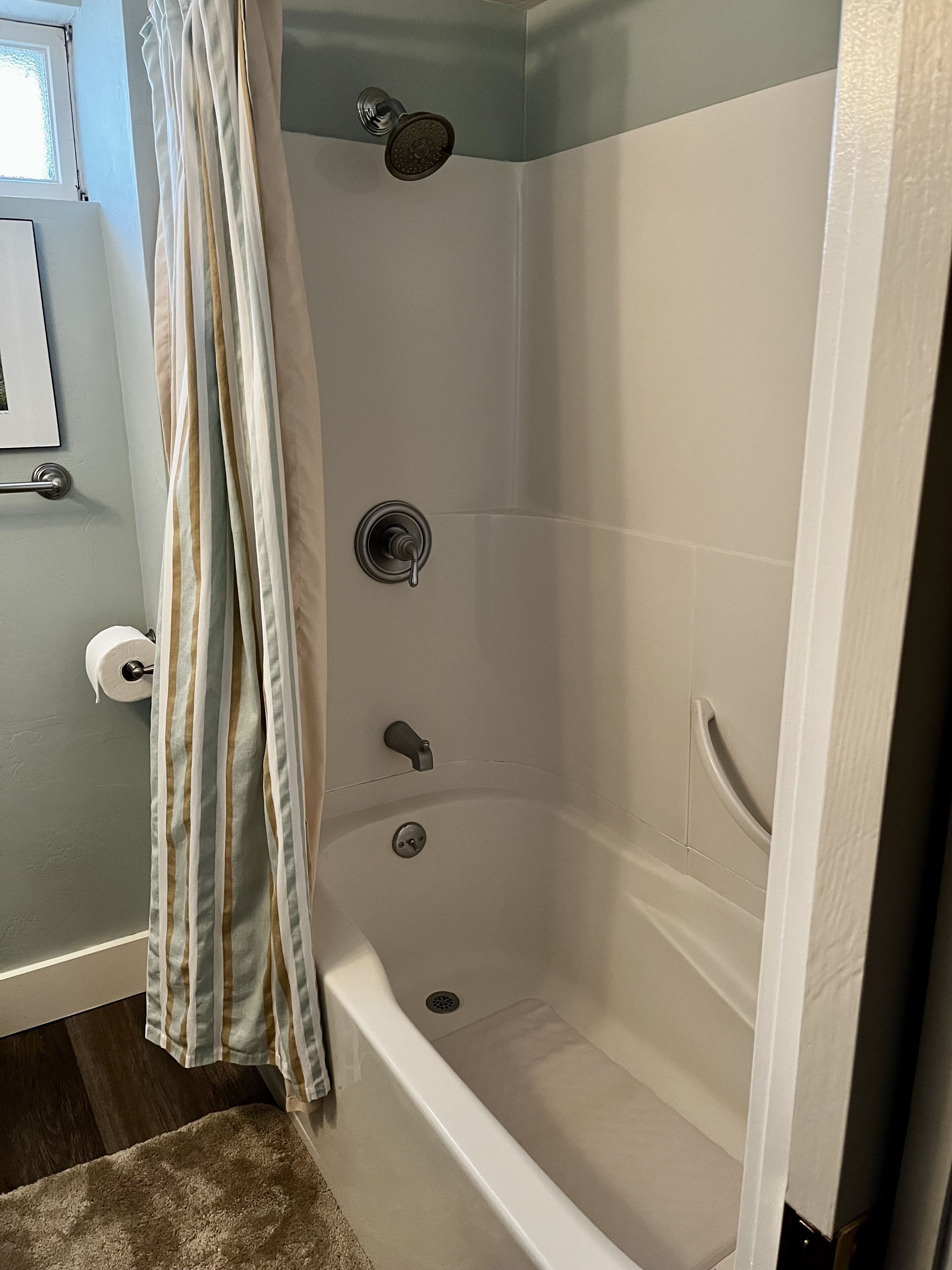 Ensemble douche/baignoire, sèche-cheveux, serviettes fournies, savon