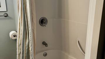 Ensemble douche/baignoire, sèche-cheveux, serviettes fournies, savon