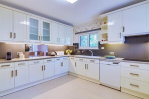 Køleskab, mikrobølgeovn, ovn, kogeplade