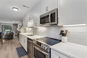 Frigorífico, microondas, horno y placa de cocina