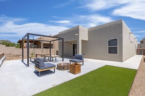 Outdoor dining - ABQ West/Paradise Hills Modern Living w/Extra Parking & Garage (Albuquerque)