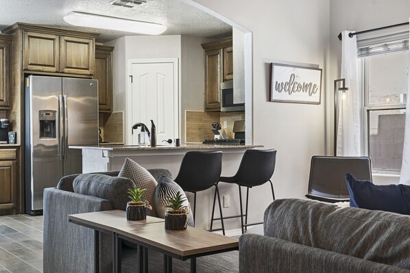 Interior - ABQ West/Paradise Hills Modern Living w/Extra Parking & Garage (Albuquerque)