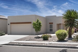 Exterior - ABQ West/Paradise Hills Modern Living w/Extra Parking & Garage (Albuquerque)