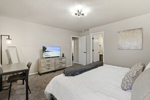 3 bedrooms, desk, iron/ironing board, free WiFi - ABQ West/Paradise Hills Modern Living w/Extra Parking & Garage (Albuquerque)