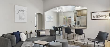 TV connectée, cheminée, livres