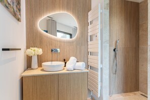 Dusche, Haartrockner, Handtücher, Seife