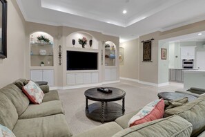 Fernseher, DVD-Player, Musikbibliothek, Videothek