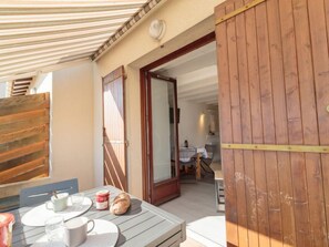 تناول الطعام بالخارج