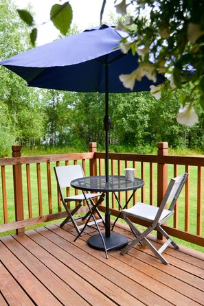 Outdoor dining - Uniquely Alaskan Vacation Home (Wasilla)