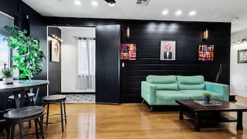 TV connectée, chaîne hi-fi, espaces bureaux