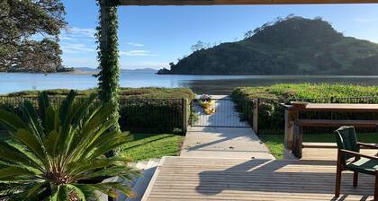 Ruahau - Absolute Beachfront - Luxury House and Cabin - Bikes, Kayaks, Spa, Pets