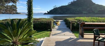 Ruahau - Absolute Beachfront - Luxury House and Cabin - Bikes, Kayaks, Spa, Pets