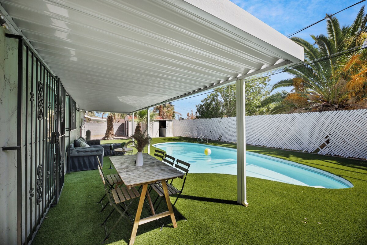 Amazing Villa 5min to strip 5 miles to Convention center large pool!