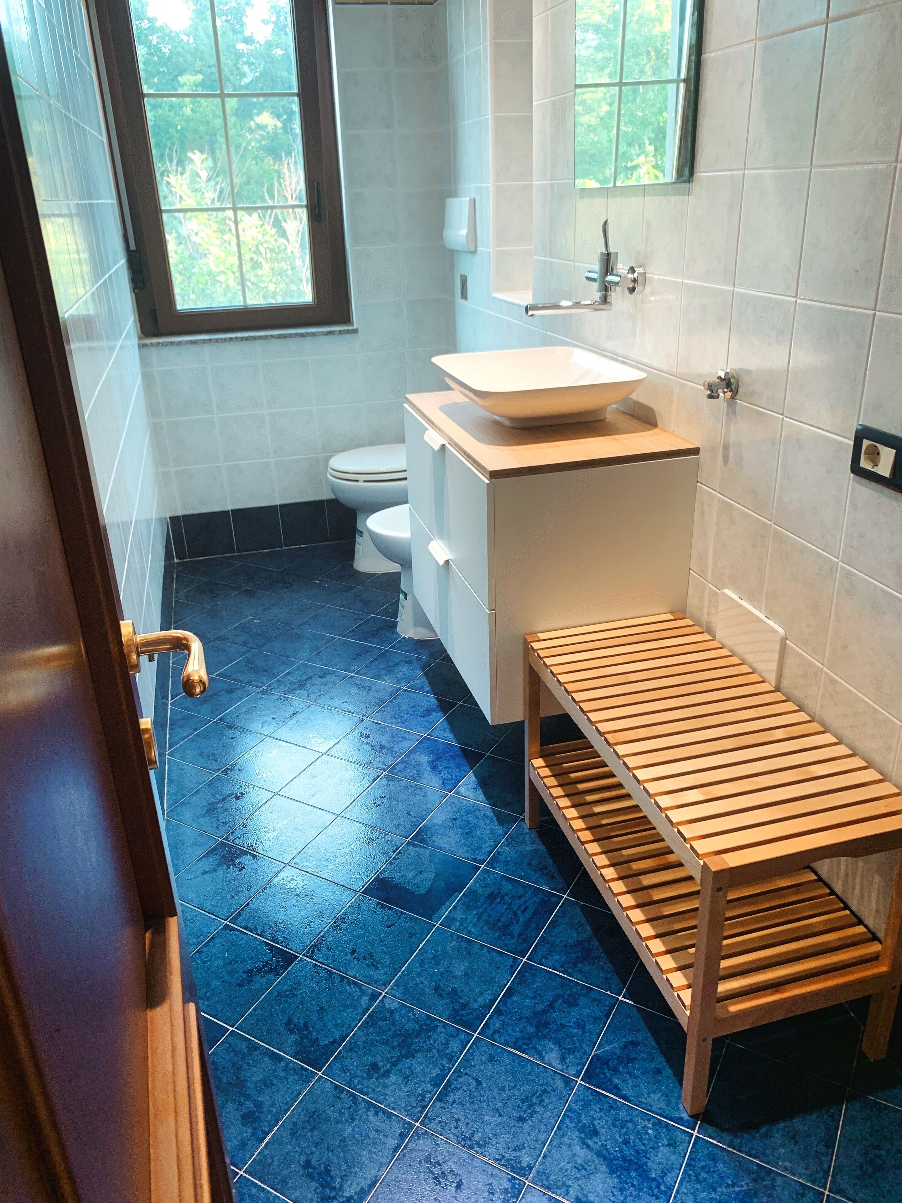 Bathtub, hair dryer, bidet, towels