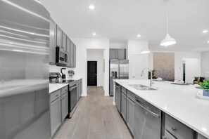 Geladeira, micro-ondas, fogão, cooktop