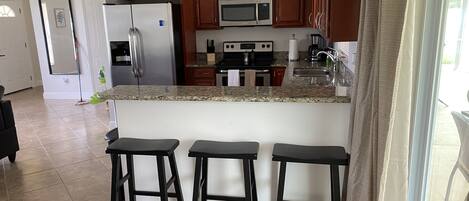 Kühlschrank, Mikrowelle, Herdplatte, Geschirrspüler