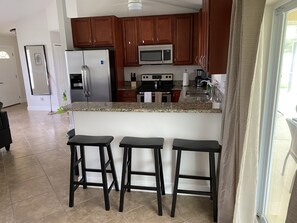 Kjøleskap, mikrobølgeovn, kokeplater og oppvaskmaskin