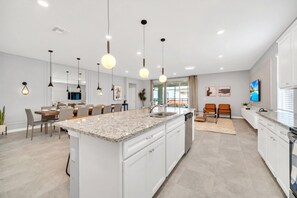 Fridge, microwave, oven, stovetop - Your Beautiful 5 Star Villa Minutes from Disney on the Prestigious Windsor Island Resort (Orlando)