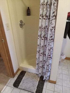 Dusj, hårføner, håndklær og såpe