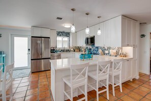 Frigorífico, microondas, horno y lavavajillas