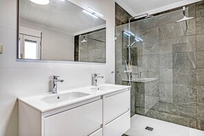 Badewanne, Haartrockner, Handtücher