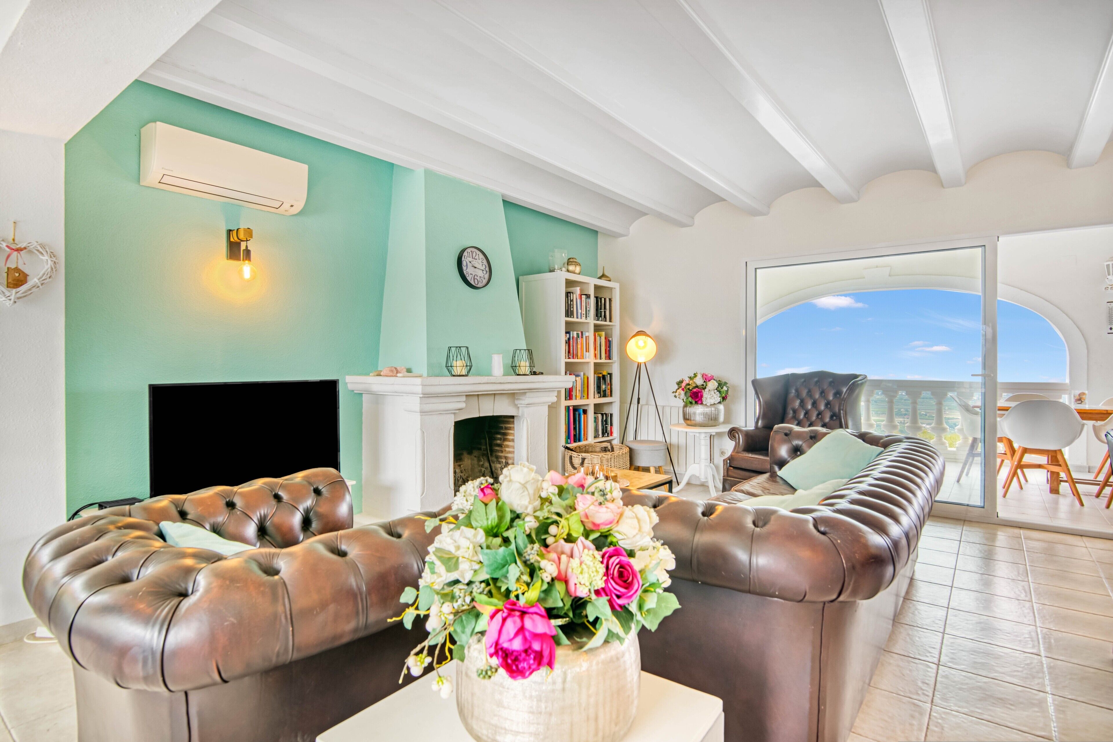 Télévision, cheminée, lecteur de DVD, table de tennis de table