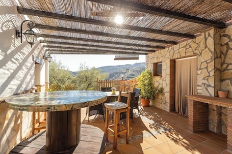 Outdoor dining. Holiday Home "Fuente Luz Cottage" with Mountain View, Pool, Wi-Fi, Terrace & Garden