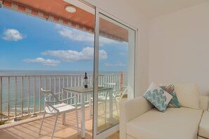 TV - Apartment La Perla Seaview Calpe with Sea View, Pool, Wi-Fi, Air Conditioning, Balcony & Terrace (Calpe)
