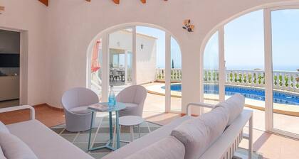 Casa La Perla: Villa with Sea View, Pool, Balcony, A/C & Wi-Fi