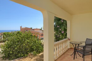 Outdoor dining - Casa La Perla: Villa with Sea View, Pool, Balcony, A/C & Wi-Fi (Benitachell)