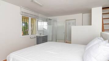 5 bedrooms, iron/ironing board, free WiFi, bed sheets