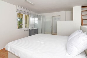 5 bedrooms, iron/ironing board, free WiFi, bed sheets - Casa La Perla: Villa with Sea View, Pool, Balcony, A/C & Wi-Fi (Benitachell)