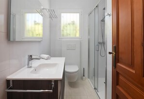 Shower, hair dryer, towels - Casa La Perla: Villa with Sea View, Pool, Balcony, A/C & Wi-Fi (Benitachell)