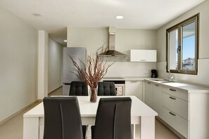 Fridge, microwave, stovetop, coffee/tea maker - Apartment Atico Albamar with Mountain View, Wi-Fi, Balcony & Terrace (Puerto de Mogán)