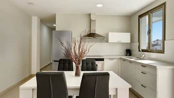 Frigorifero, microonde, piano cottura, macchina per tè/caffè