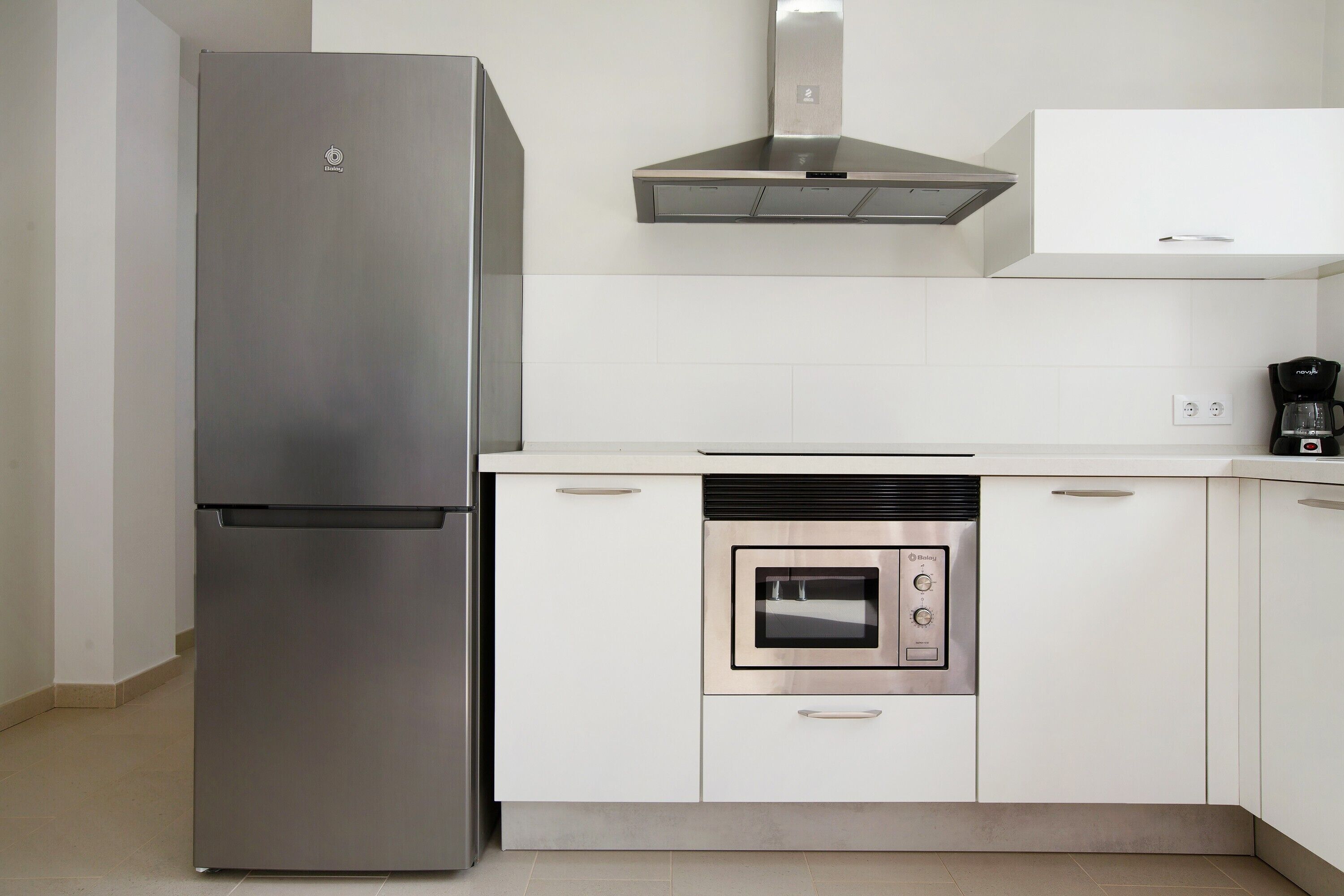 Frigorifero, microonde, piano cottura, macchina per tè/caffè