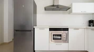 Køleskab, mikrobølgeovn, kogeplade, kaffe-/temaskine