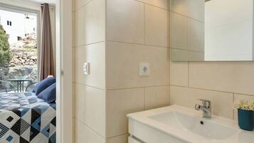 1 slaapkamer, een strijkplank/strijkijzer, gratis wifi, beddengoed