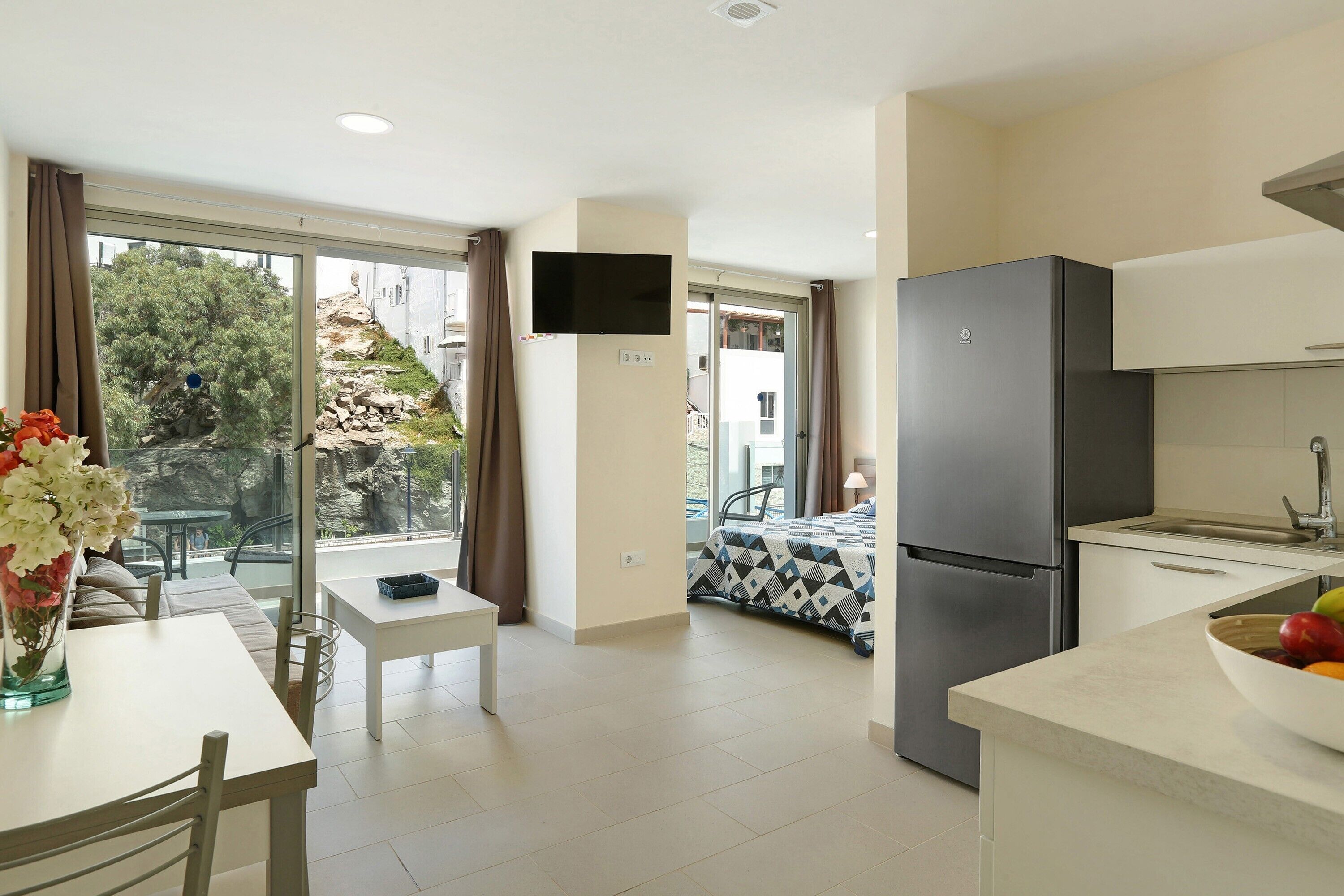 Réfrigérateur, micro-ondes, plaque de cuisson, cafetière/bouilloire