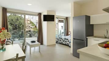 Réfrigérateur, micro-ondes, plaque de cuisson, cafetière/bouilloire