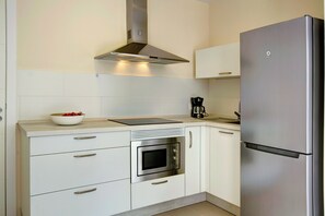 Een koelkast, een magnetron, een kookplaat