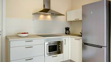 Kühlschrank, Mikrowelle, Herdplatte, Wasserkocher mit Kaffee-/Teezubehör
