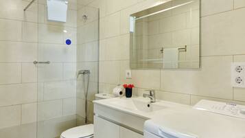 Een douche, handdoeken