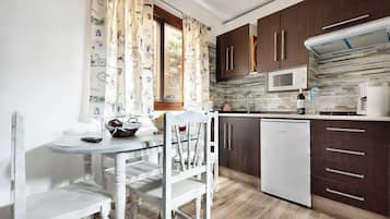 Frigorífico, microondas, placa de cocina y cafetera o tetera